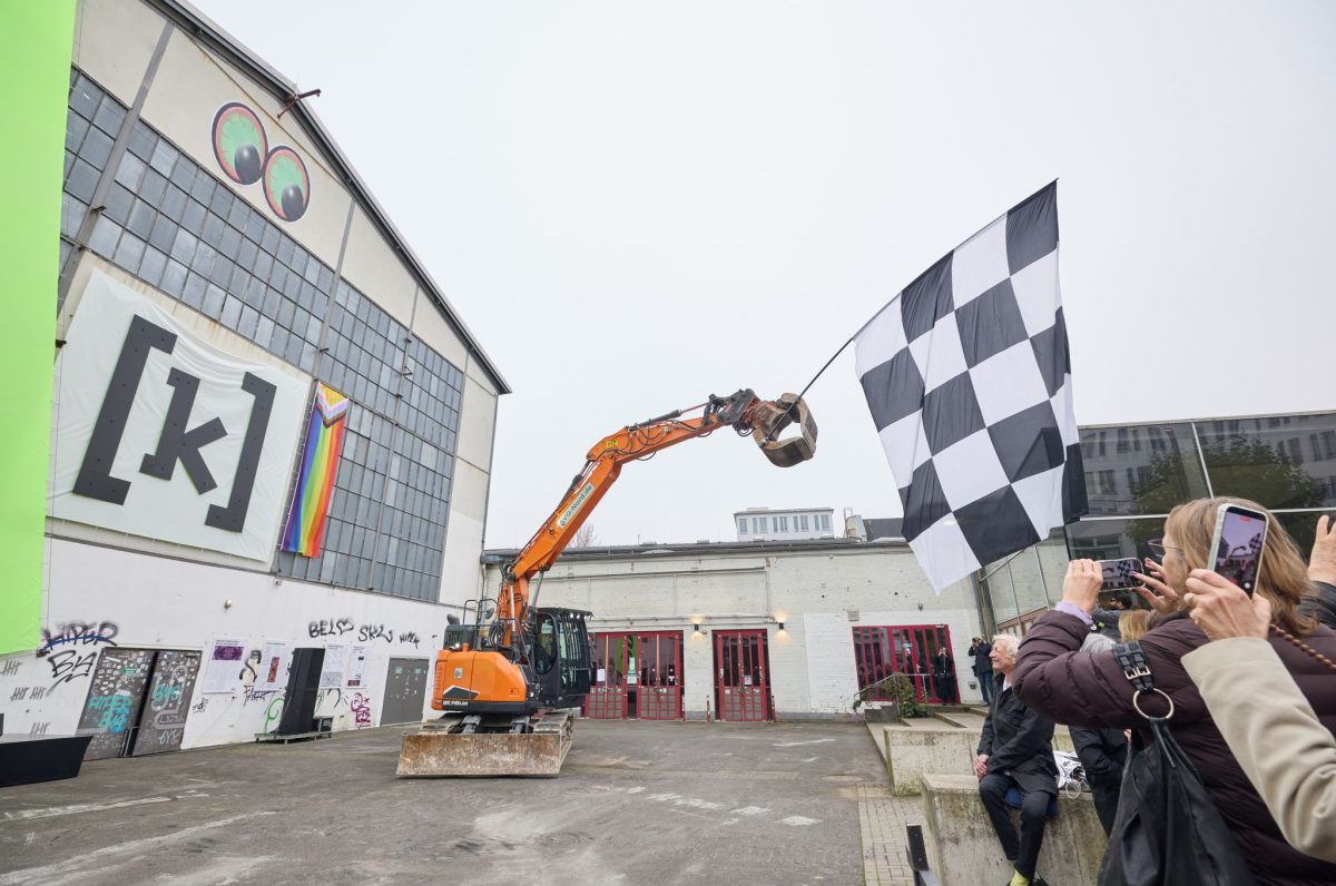 Wenn ein Bagger eine Fahne schwenkt, dann geht etwas los. Hier ist es die umfassende Sanierung und Erweiterung der Kulturfabrik Kampnagel.