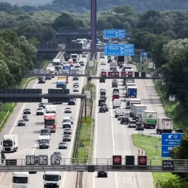 Die viel befahrene A1 wird am Wochenende wegen Bauarbeiten an der Norderelbbrücke voll gesperrt. (Archivbild)