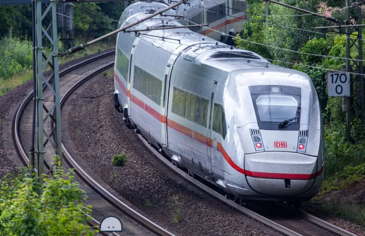 Einige ICE-Züge aus Rostock halten künftig nicht mehr am Hamburger Hauptbahnhof. (Archivbild)