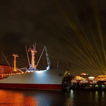 Der Hafen in goldenem Licht.