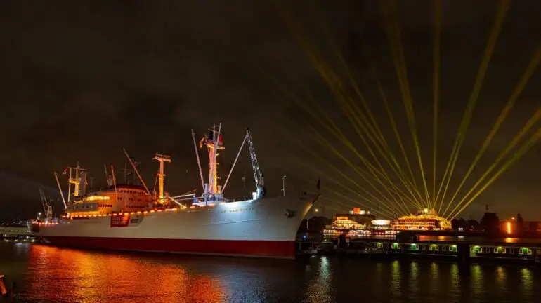 Der Hafen in goldenem Licht.