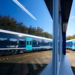 Ein Zug ist laut Polizei auf der Marschbahnstrecke mit einem Teil eines Gerüsts zusammengestoßen. (Symbolbild)