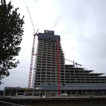 Auch der von der Stadt geplante Kauf von Flächen im Elbtower für das neue Naturkundemuseum wird im Schwarzbuch angeprangert. (Archivbild)