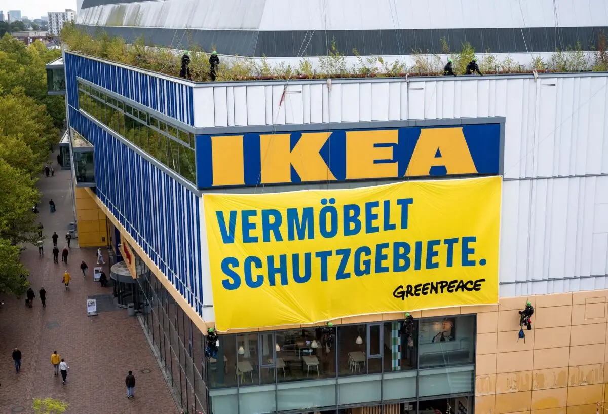 Fassadenkletterer hatten das Protestbanner angebracht.