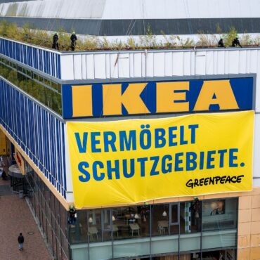 Fassadenkletterer hatten das Protestbanner angebracht.