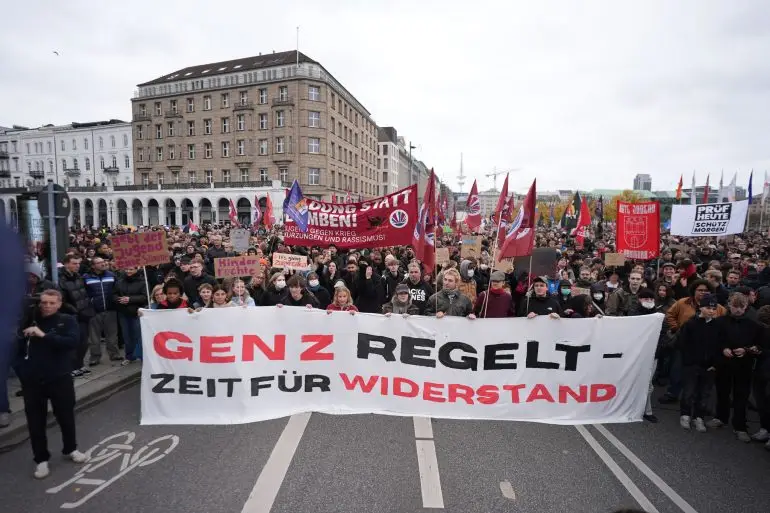 Auch in Hamburg sind viele junge Leute auf die Straße gegangen, um ihren Unmut auszudrücken.