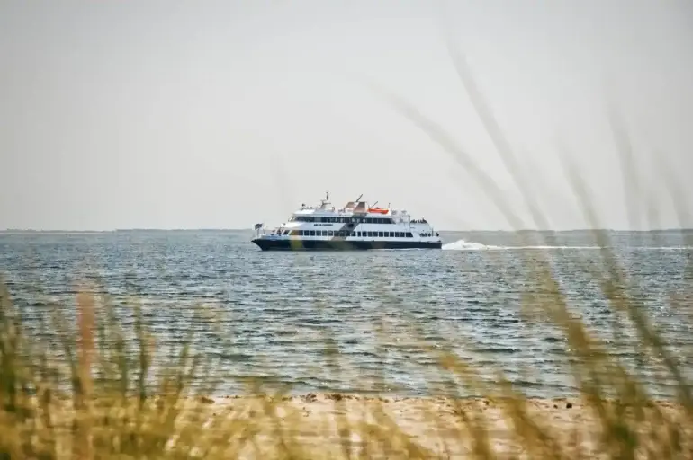 MS Adler-Express auf der Nordsee – das Schiff beendet seine Saison 2026 wegen Sturmprognosen vorzeitig.