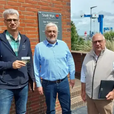 Parkautomat und Hinweisschild zur digitalen Park-App auf dem Sauermannparkplatz in Wyk auf Föhr.