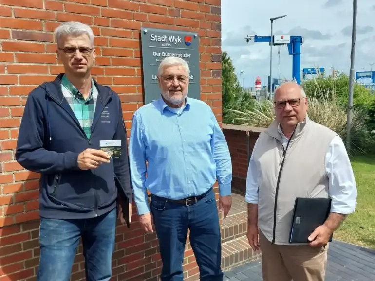 Parkautomat und Hinweisschild zur digitalen Park-App auf dem Sauermannparkplatz in Wyk auf Föhr.