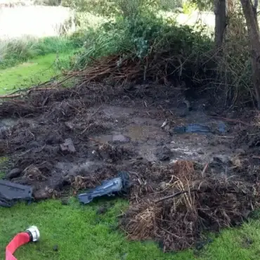 Feuerwehreinsatz in Kleindunsum auf Föhr wegen brennender Gartenabfälle nahe einem Reetdachhaus