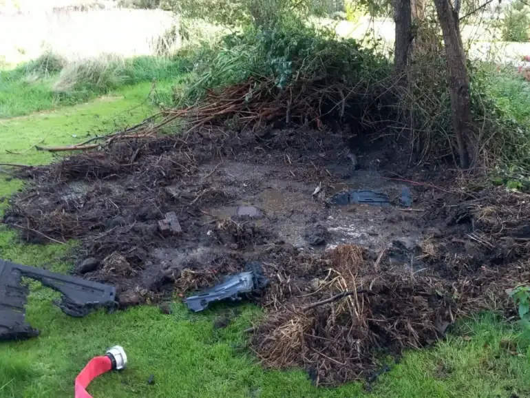 Feuerwehreinsatz in Kleindunsum auf Föhr wegen brennender Gartenabfälle nahe einem Reetdachhaus