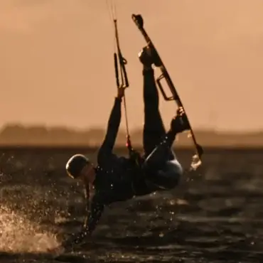 Nelly Heinsohn beim Kitesurfen auf der Nordsee vor Föhr – die 22-Jährige begeistert sich für spektakuläre Big-Air-Sprünge.