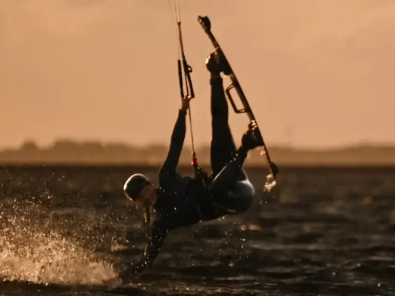 Nelly Heinsohn beim Kitesurfen auf der Nordsee vor Föhr – die 22-Jährige begeistert sich für spektakuläre Big-Air-Sprünge.