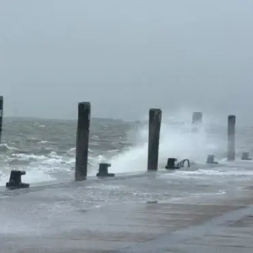 Wind und Wellen mit voller Wucht: Am Sonntagmittag schlägt die aufgewühlte Nordsee gegen die Mole in Dagebüll. Foto: Bettina Bohne