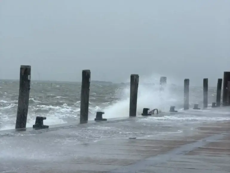 Wind und Wellen mit voller Wucht: Am Sonntagmittag schlägt die aufgewühlte Nordsee gegen die Mole in Dagebüll. Foto: Bettina Bohne