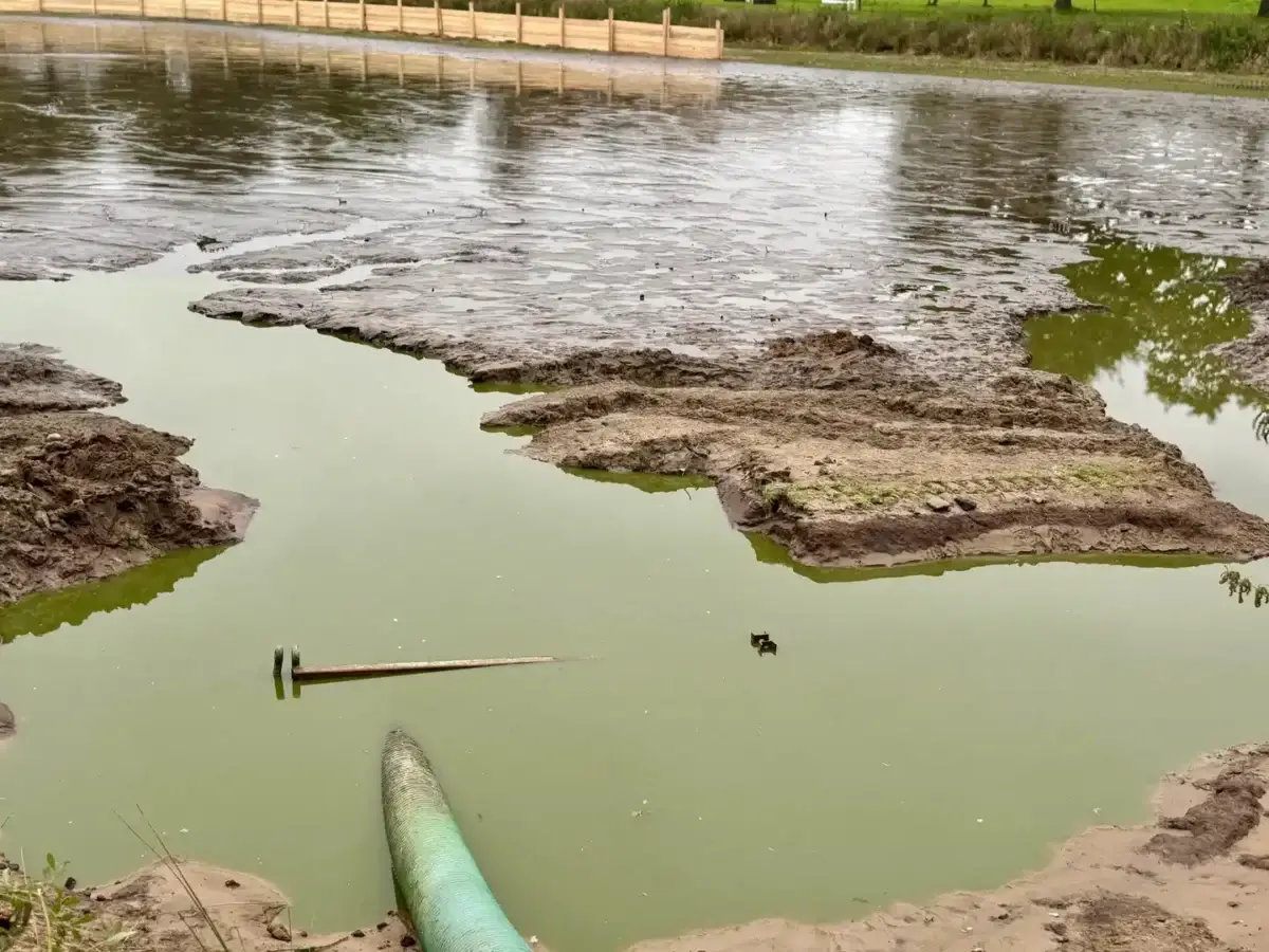 Arbeiten am Teich An De Meere im Ortskern von Nieblum auf Föhr