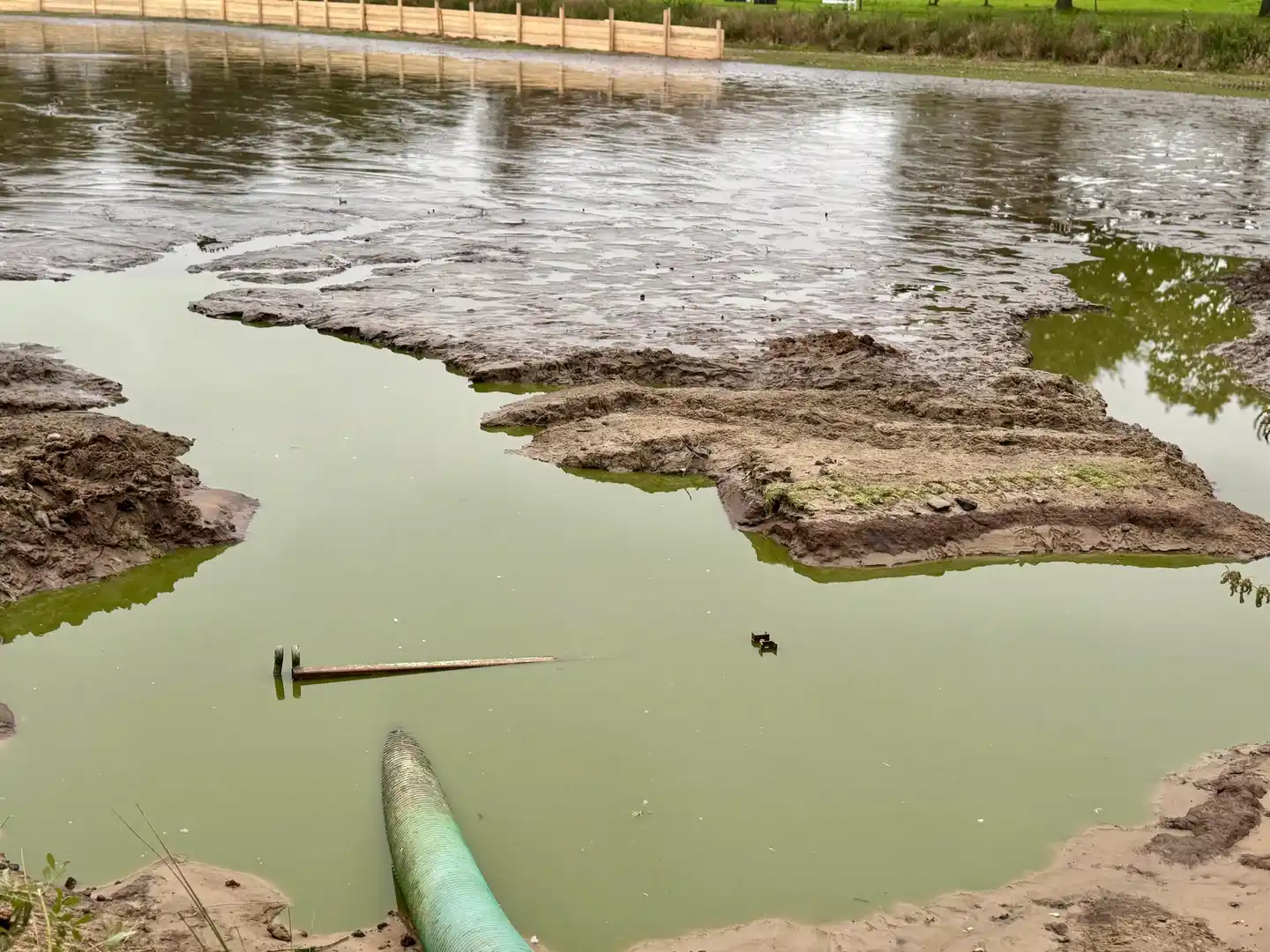 Arbeiten am Teich An De Meere im Ortskern von Nieblum auf Föhr