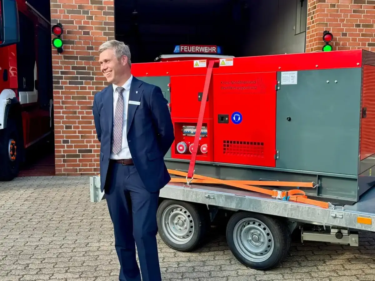 Landrat Florian Lorenzen bei der früheren Übergabe eines Notstromaggregats an die Feuerwehr Wyk auf Föhr.
