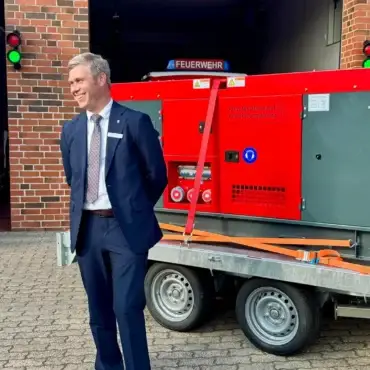 Landrat Florian Lorenzen bei der früheren Übergabe eines Notstromaggregats an die Feuerwehr Wyk auf Föhr.
