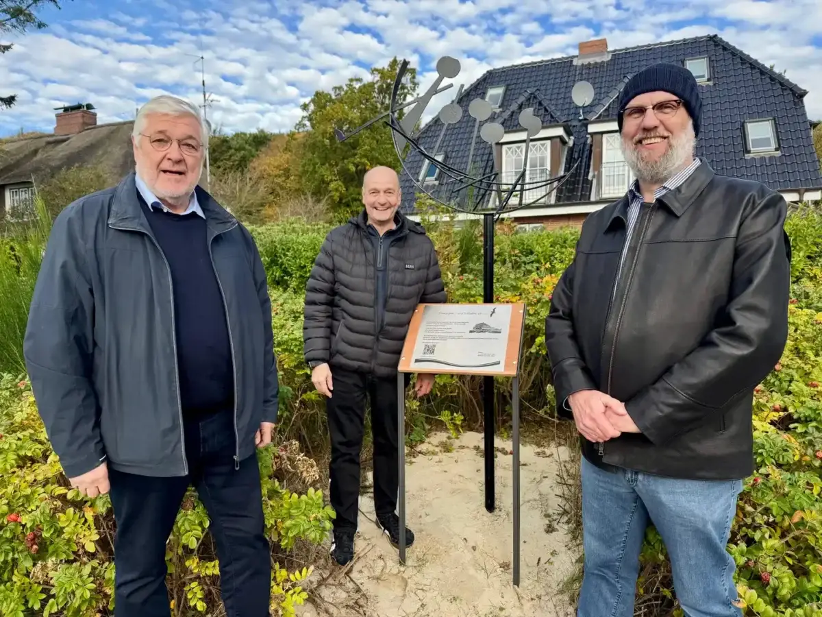 Bürgermeister Uli Hess, Geschäftsführer Christof Buck und der ehemalige Geschäftsführer Nils Peters (von links) bei der Einweihung der Gedenkstätte des Hauses Schöneberg in Wyk auf Föhr.