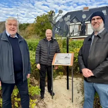 Bürgermeister Uli Hess, Geschäftsführer Christof Buck und der ehemalige Geschäftsführer Nils Peters (von links) bei der Einweihung der Gedenkstätte des Hauses Schöneberg in Wyk auf Föhr.