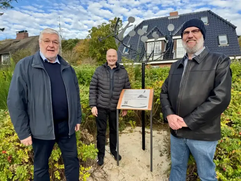 Bürgermeister Uli Hess, Geschäftsführer Christof Buck und der ehemalige Geschäftsführer Nils Peters (von links) bei der Einweihung der Gedenkstätte des Hauses Schöneberg in Wyk auf Föhr.