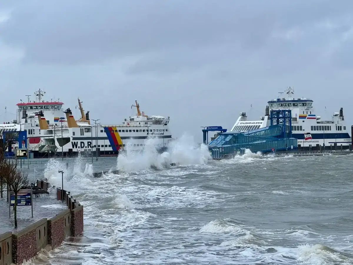 Stürmische Nordsee vor Föhr – Sturmtief Austen bringt kräftigen Wind und hohe Wellen an die Küst