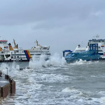 Stürmische Nordsee vor Föhr – Sturmtief Austen bringt kräftigen Wind und hohe Wellen an die Küst