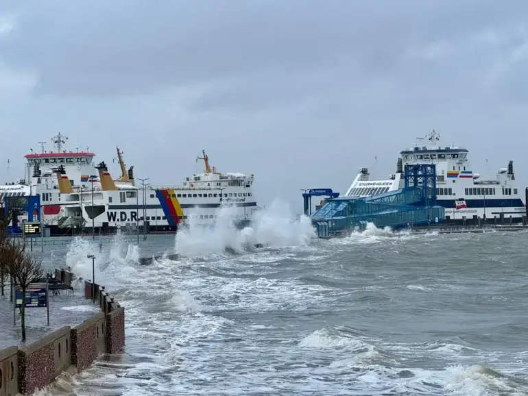 Stürmische Nordsee vor Föhr – Sturmtief Austen bringt kräftigen Wind und hohe Wellen an die Küst