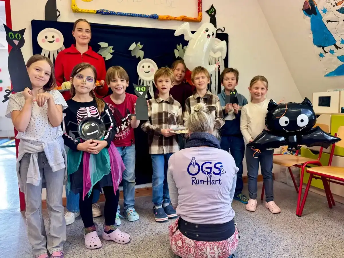 Kinder der OGS-Ferienbetreuung an der Rüm-Hart-Schule in Wyk feiern mit Sandra Wögens und Johanna Brodersen eine Halloweenparty.