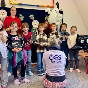 Kinder der OGS-Ferienbetreuung an der Rüm-Hart-Schule in Wyk feiern mit Sandra Wögens und Johanna Brodersen eine Halloweenparty.