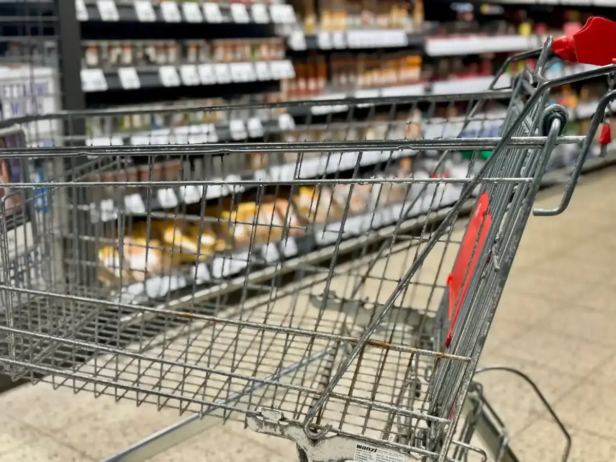 Einkaufswagen als Symbol für den Einzelhandel auf Föhr und Amrum. Die Bäderregelung endet am 31. Oktober 2026, danach gelten wieder Einschränkungen für Sonntagsöffnungen.