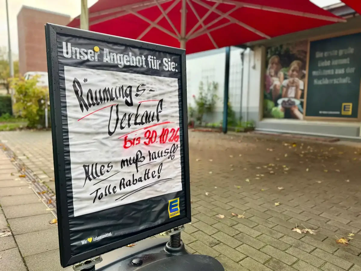 Räumungsverkaufsschild vor dem Edeka-Markt am Wyker Südstrand kündigt die Schließung zum 30. Oktober 2026 an.