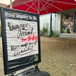 Räumungsverkaufsschild vor dem Edeka-Markt am Wyker Südstrand kündigt die Schließung zum 30. Oktober 2026 an.