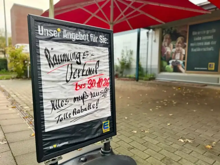 Räumungsverkaufsschild vor dem Edeka-Markt am Wyker Südstrand kündigt die Schließung zum 30. Oktober 2026 an.