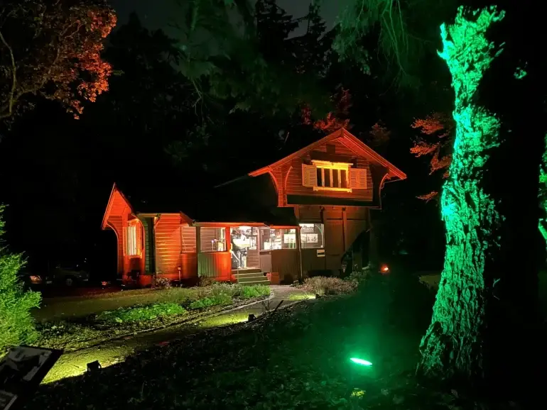 Die Villa Ludwig, Zentrum des Vereins leuchtet wie ein Hexenh&auml;uschen an diesem zweiten Tag der Lichterwoche 2026. Foto: Susan M&uuml;ller-Paulsen