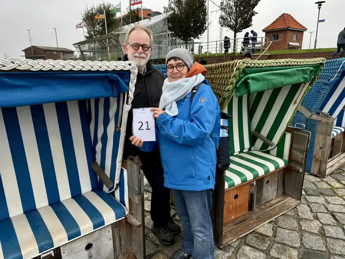 Ausrangierte Strandkörbe bei der Strandkorbversteigerung am Binnenhafen in Wyk auf Föhr