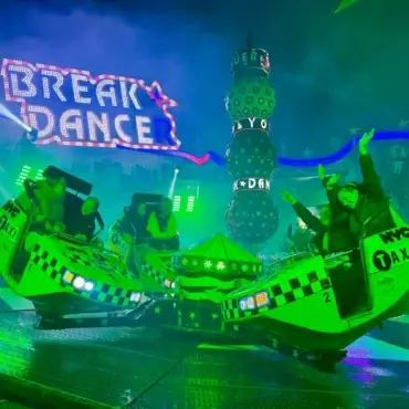 Besucher genießen eine Fahrt im bunt beleuchteten Break Dancer auf dem Wyker Jahrmarkt 2026 in Wyk auf Föhr.