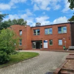 Außenansicht der Inselklinik Föhr-Amrum in Wyk auf Föhr, deren zentrale Notaufnahme nach den Krankenhausplänen des Landes wegfallen soll