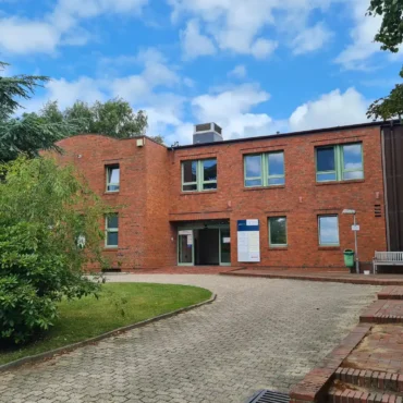Außenansicht der Inselklinik Föhr-Amrum in Wyk auf Föhr, deren zentrale Notaufnahme nach den Krankenhausplänen des Landes wegfallen soll