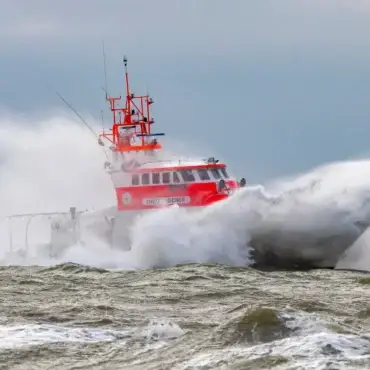 Seenotrettungskreuzer Theo Fischer der DGzRS, der einen manövrierunfähigen Fischkutter vor Helgoland sicher in den Hafen schleppte.