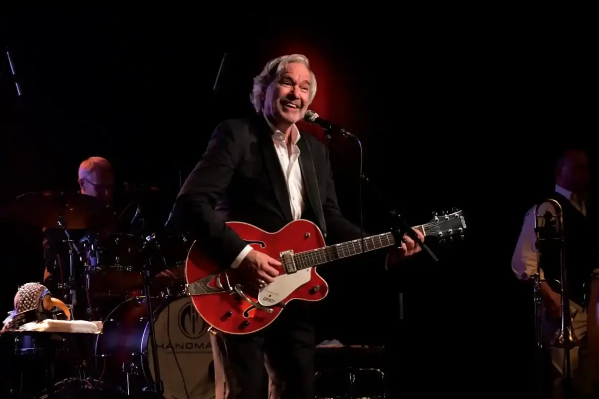 Mit seiner markanten Stimme und der roten E-Gitarre auf der Bühne: Stefan Gwildis feierte in der Nationalparkhalle in Wyk sein 50-jähriges Bühnenjubiläum.