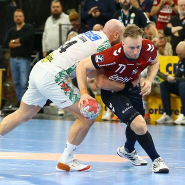 Luca Witzke (r) feierte sein Comeback für die SG Flensburg-Handewitt. (Archivbild)