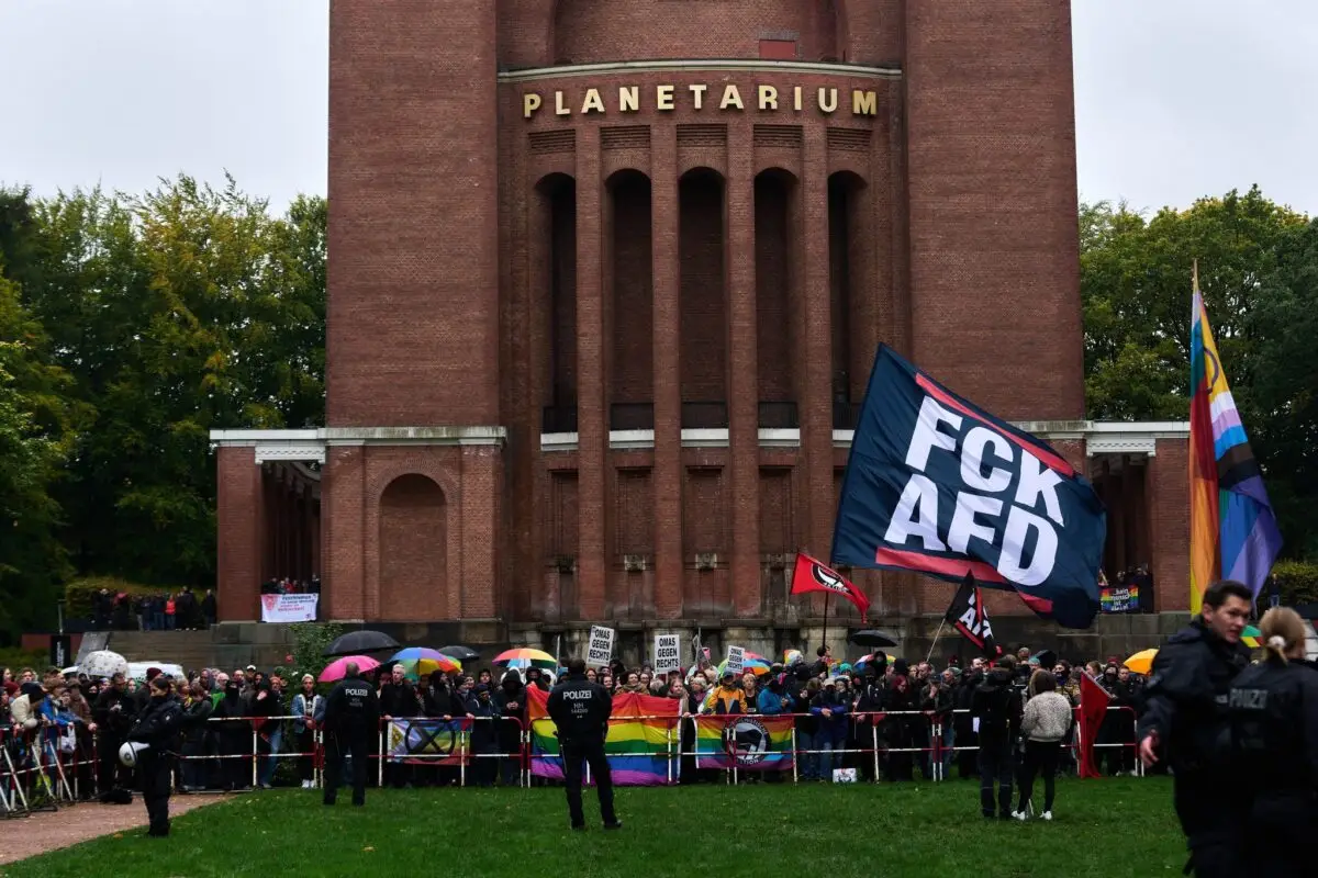 Rund 1.000 Menschen haben in Hamburg gegen Rechtsextremismus demonstriert.