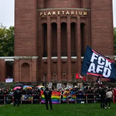 Rund 1.000 Menschen haben in Hamburg gegen Rechtsextremismus demonstriert.