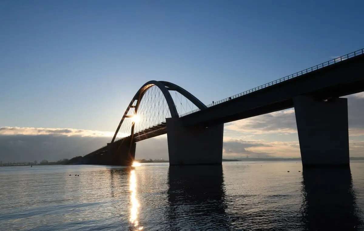 Die Fehmarnsundbrücke bleibt erhalten. Es soll aber zusätzlich ein Sundtunnel gebaut werden. (Archivbild)