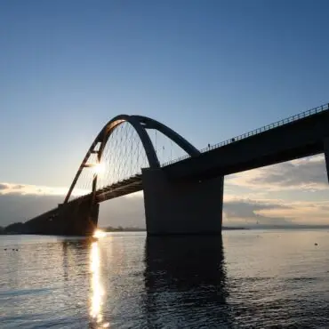 Die Fehmarnsundbrücke bleibt erhalten. Es soll aber zusätzlich ein Sundtunnel gebaut werden. (Archivbild)