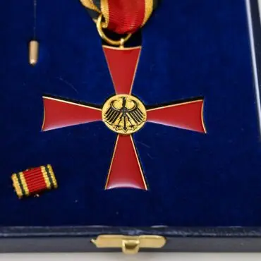 Das Verdienstkreuz am Bande wird an den Historiker Gottfried Lorenz verliehen. (Symbolbild)