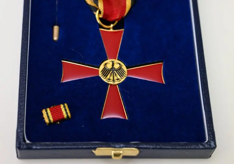 Das Verdienstkreuz am Bande wird an den Historiker Gottfried Lorenz verliehen. (Symbolbild)