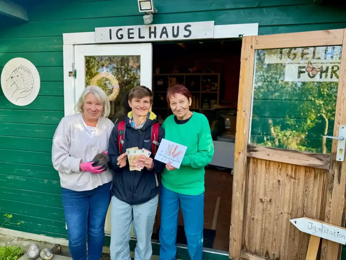 Anne Maitschke (Mitte) mit Spendengeld und zwei Helferinnen der Igelhilfe Föhr vor dem Igelhaus in Wyk auf Föhr.
